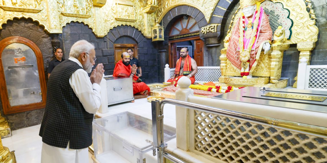प्रधानमंत्री-नरेंद्र-मोदी-यांनी-घेतले-श्री-साईबाबा-समाधीचे-दर्शन-2-1-e1698318208656-1140x570