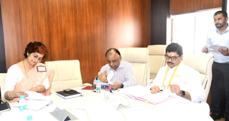 प्रधानमंत्री-पीक-विमा-योजनेच्या-प्रलंबित-पीक-विमा-अनुदानाबाबतची-आढावा-बैठक-2-1140x605