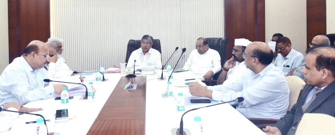 मराठा-आरक्षण-आणि-सुविधांसाठी-गठित-केलेल्या-मंत्रिमंडळ-उपसमितीची-बैठक-2-1140x461