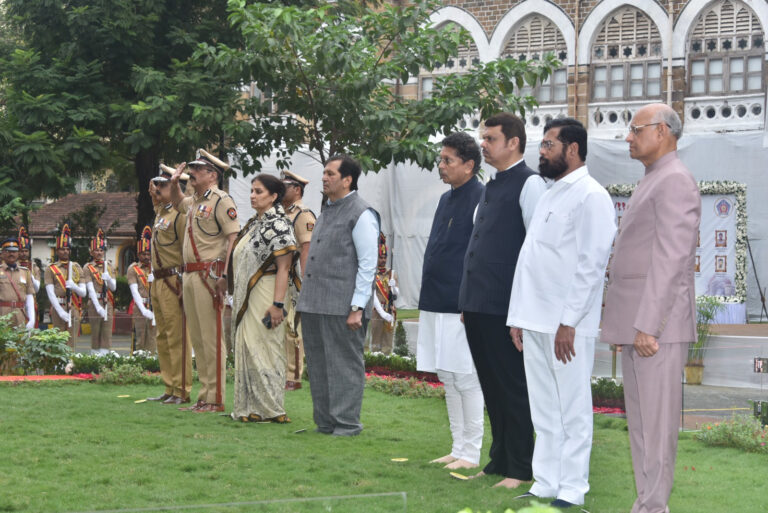 26-11-च्या-हल्ल्यातील-शहिदांना-राज्यपाल-मुख्यमंत्री-उपमुख्यमंत्र्यांची-मानवंदना-4