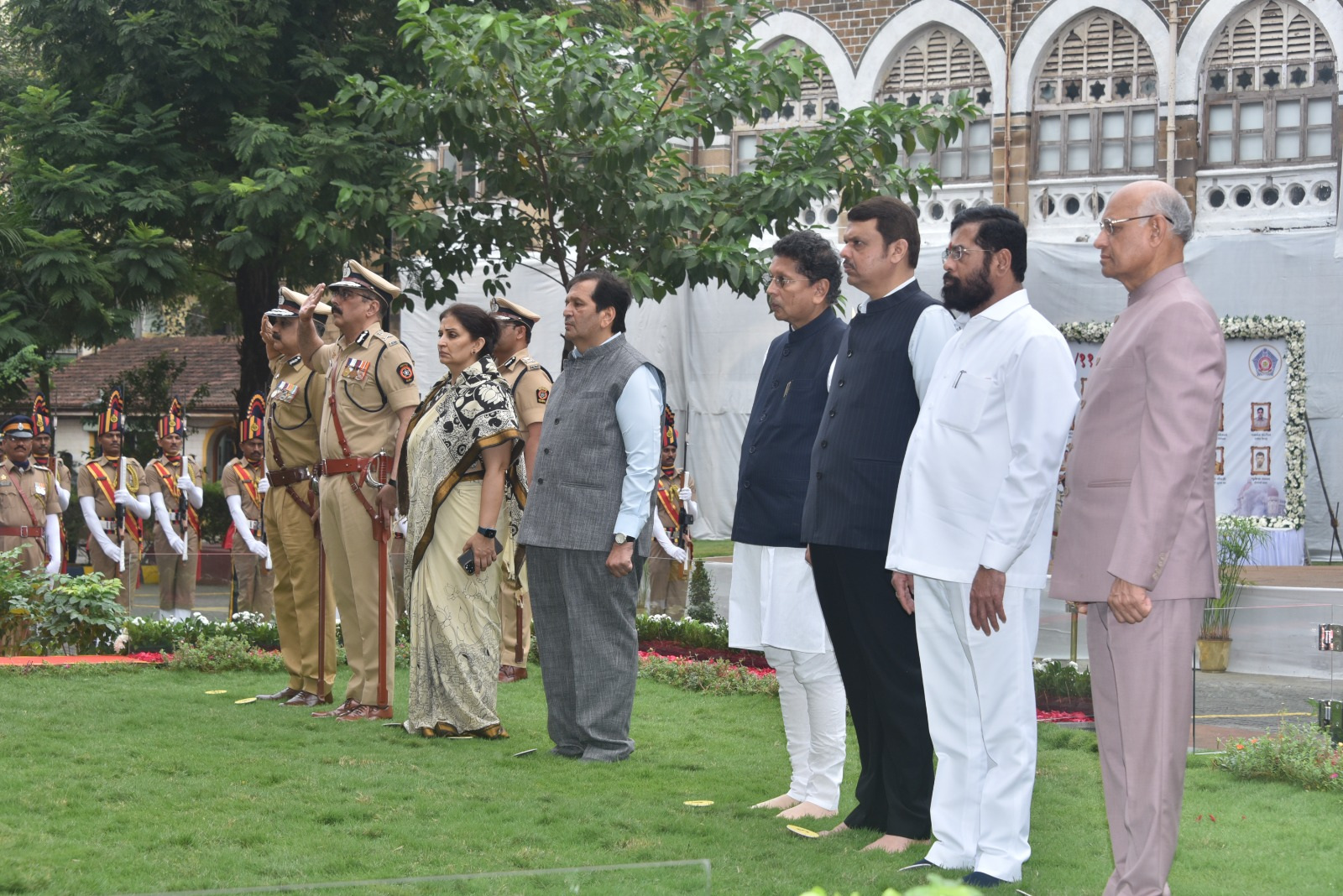 26-11-च्या-हल्ल्यातील-शहिदांना-राज्यपाल-मुख्यमंत्री-उपमुख्यमंत्र्यांची-मानवंदना-4