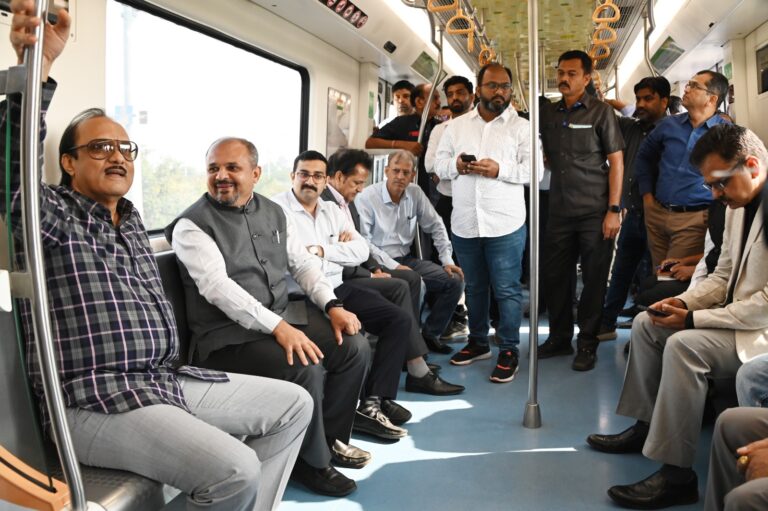 उपमुख्यमंत्री-अजित-पवार-यांनी-केली-मेट्रो-सफारी-3