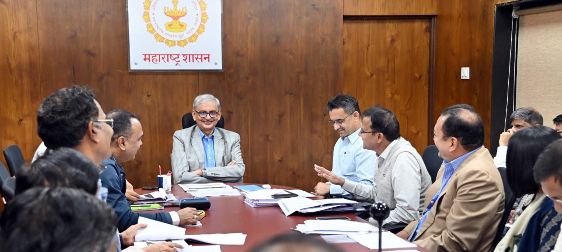 मा-मुख्य-सचिव-यांच्या-उपस्थितीत-केंद्र-शासनाच्या-विविध-योजनांची-आढावा-बैठक-1140x512