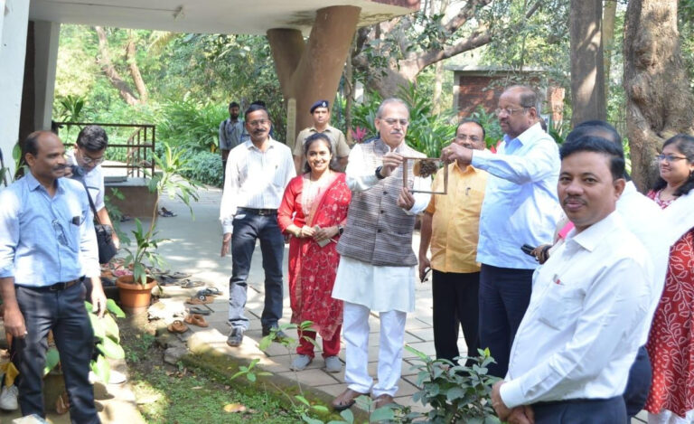 खासदार-गोपाळ-शेट्टी-यांच्या-हस्ते-उद्यानात-मध-विक्री-केंद्राचे-उद्घाटन-3