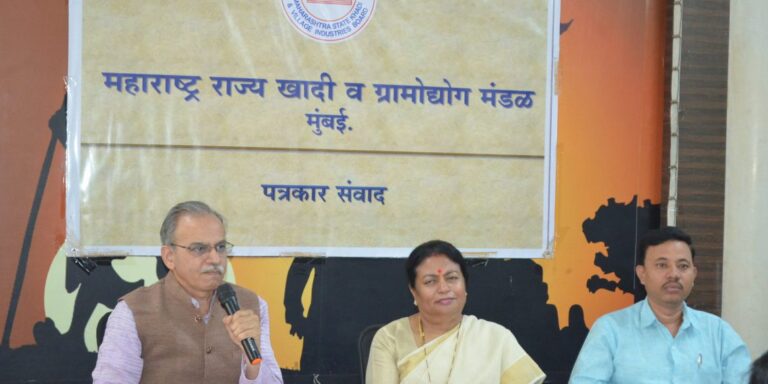 Maharashtra-State-Khadi-Press-Conference-at-Fort-1-1140x570