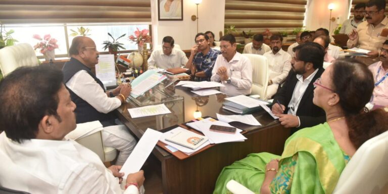 असंघटित-टेलरिंग-कामगारांच्या-समस्यांबाबत-नरिमन-भवन-येथे-बैठकीचे-आयोजन-2-1140x570