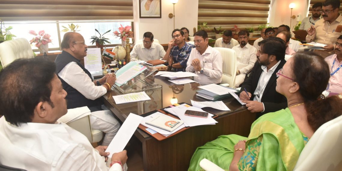 असंघटित-टेलरिंग-कामगारांच्या-समस्यांबाबत-नरिमन-भवन-येथे-बैठकीचे-आयोजन-2-1140x570
