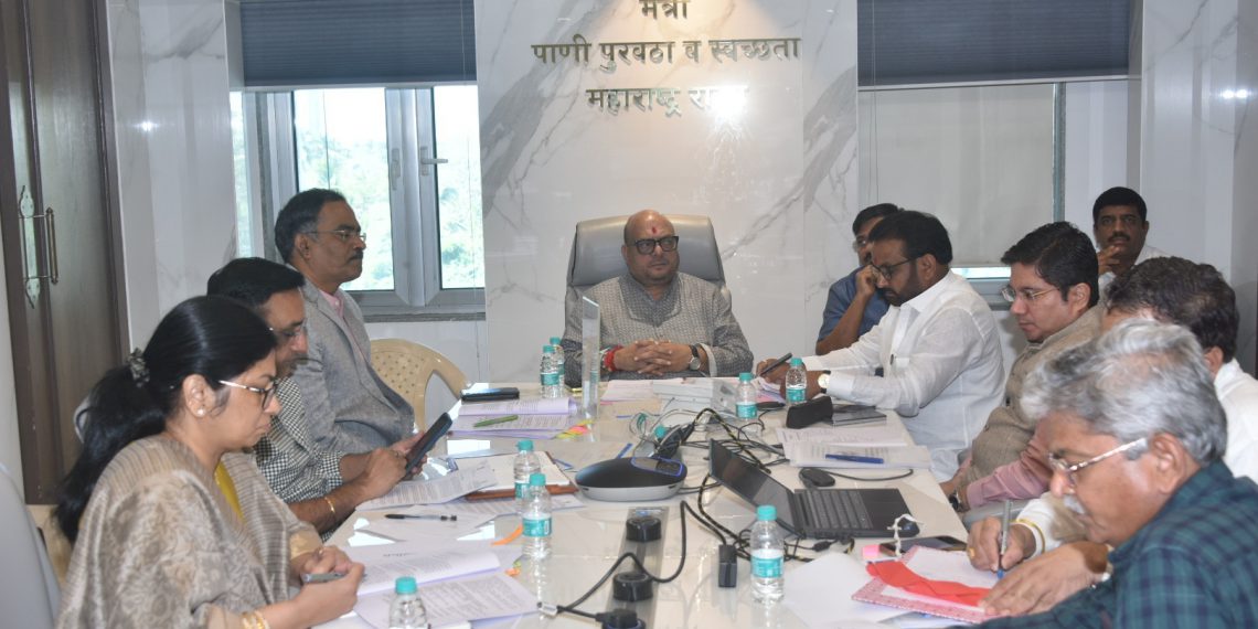 मंत्री-गुलाबराव-पाटील-यांच्या-उपस्थ्तिीत-पाणीटंचाईबाबत-बैठक-2-1-1140x570