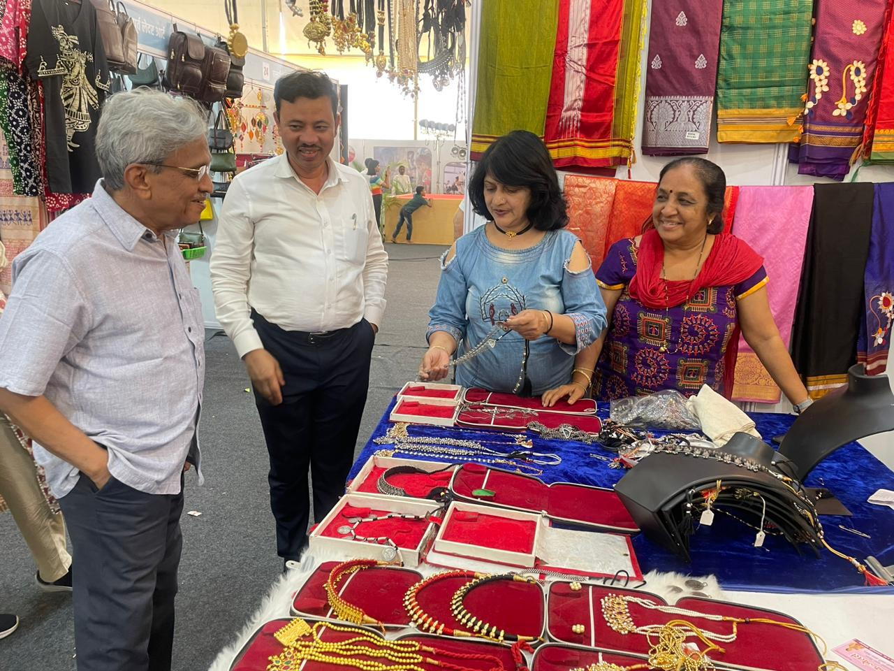 महाखादी-कलासृष्टी-प्रदर्शनाला-मान्यवरांच्या-भेटी-3