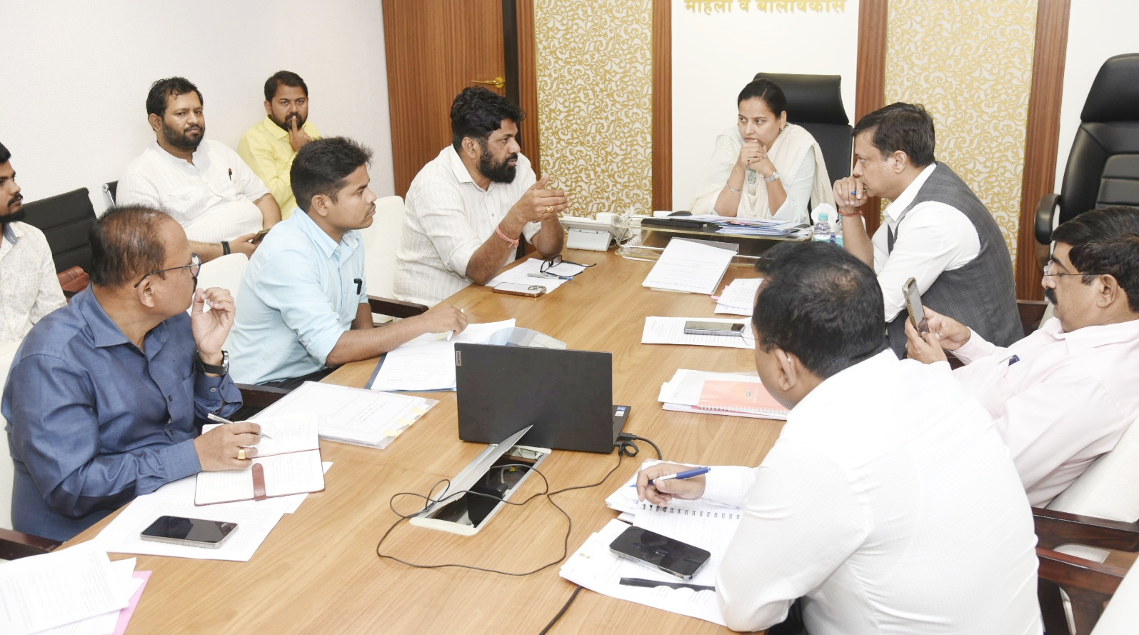 मा.मंत्री-आदिती-तटकरे-यांच्या-उपस्थितीत-अनाथ-बालकांच्या-समस्यांबाबत-बैठक-2