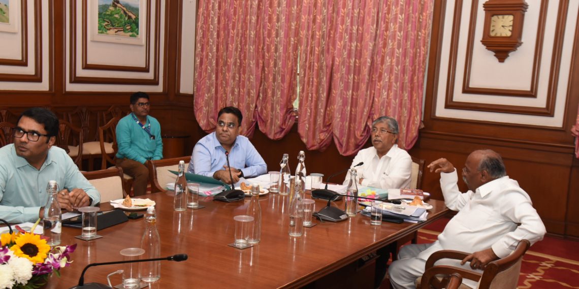 मा.मंत्री-चंद्रकांत-पाटीलबैठक-1-1140x570
