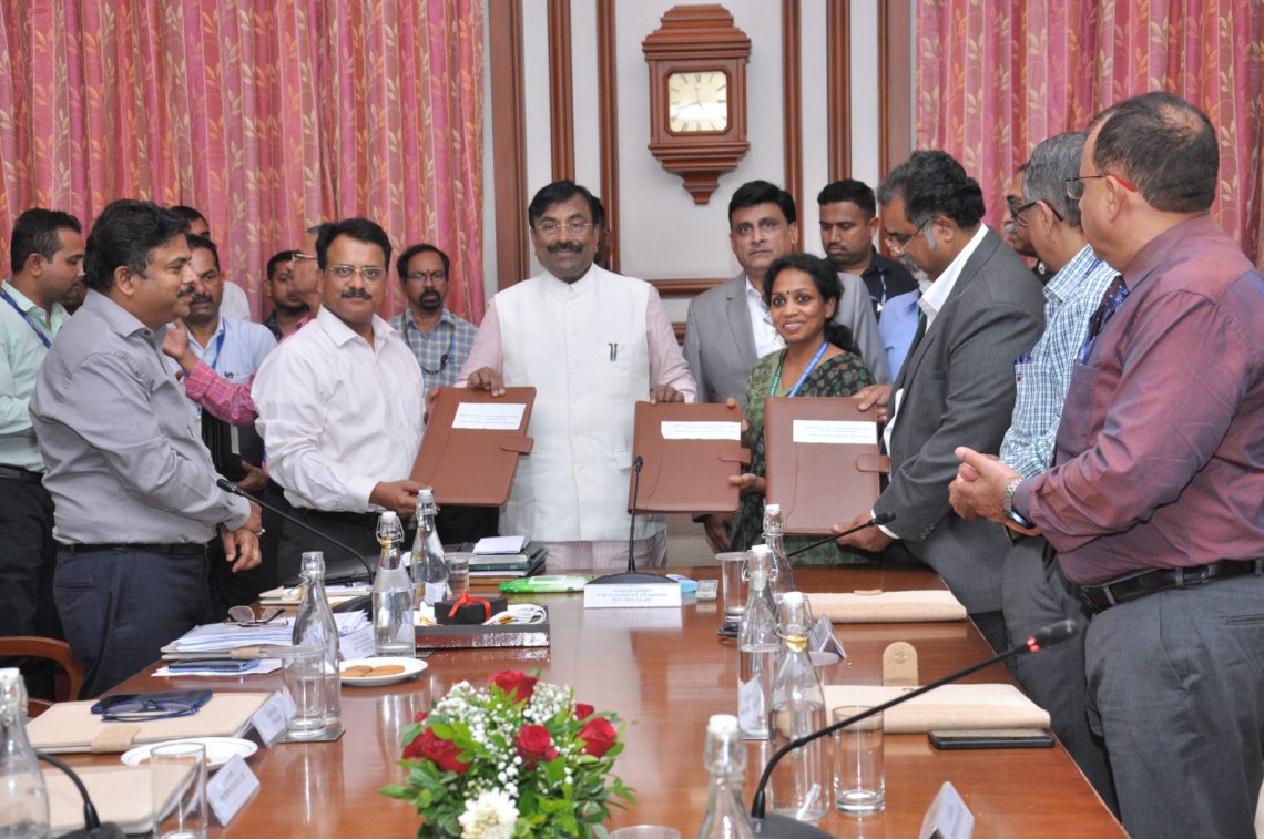 मा.मंत्री-मुनगंटीवार-यांच्या-उपस्थितीत-मत्स्यव्यवसाय-विभागाचा-सामंजस्य-करार-2-1140x757