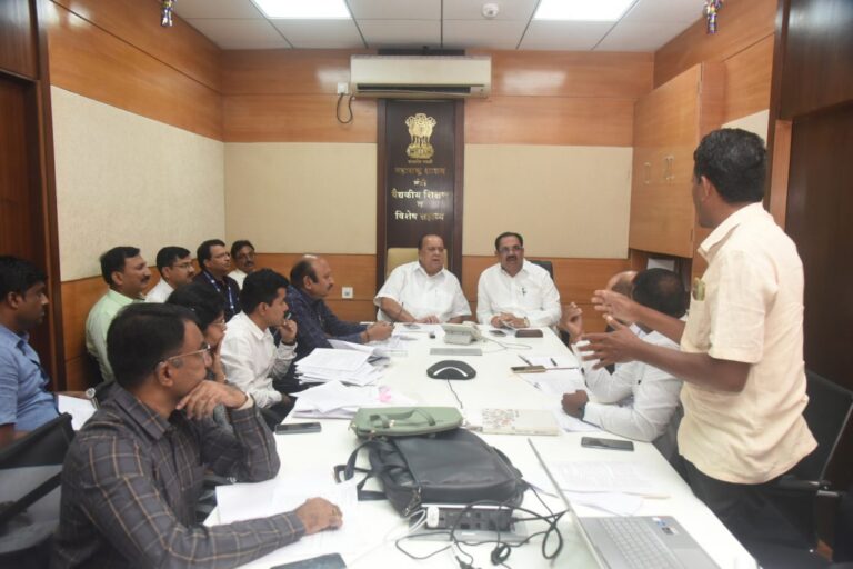 उचंगी-व-आंबेहोळ-लघु-पाटबंधारे-प्रकल्पातील-पुनर्वसन-बैठक२-1140x760