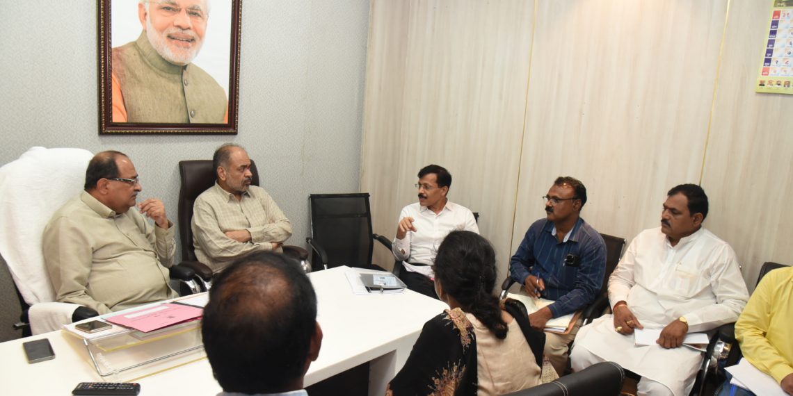 मंत्री-राधाकृष्ण-विखे-पाटील-यांच्या-अध्यक्षतेखाली-आढावा-बैठक-2-1-1140x570