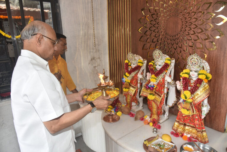 Hon-Governor-Bais-visits-Ram-Mandir-2