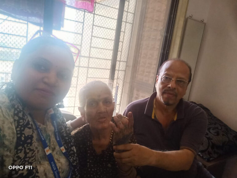 ज्येष्ठ-व-दिव्यांग-मतदारांनी-बजावला-गृह-मतदानाचा-हक्क-2