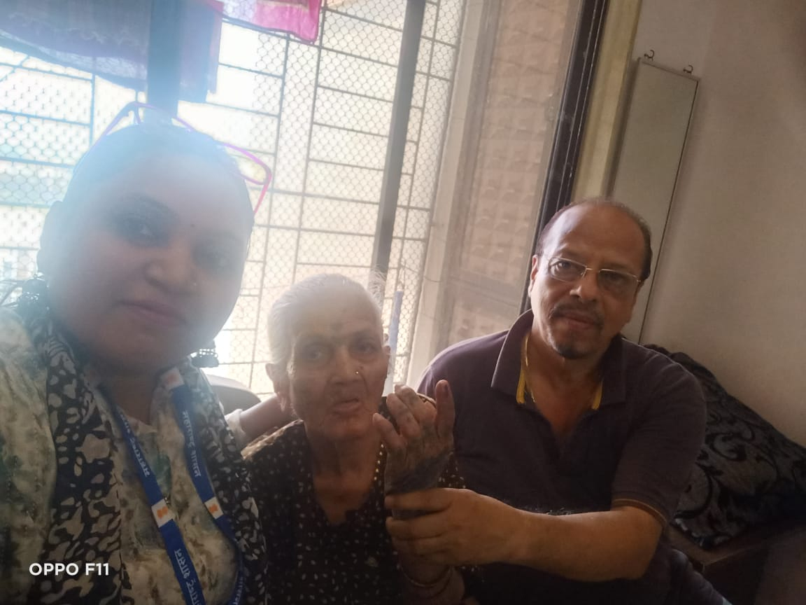 ज्येष्ठ-व-दिव्यांग-मतदारांनी-बजावला-गृह-मतदानाचा-हक्क-2