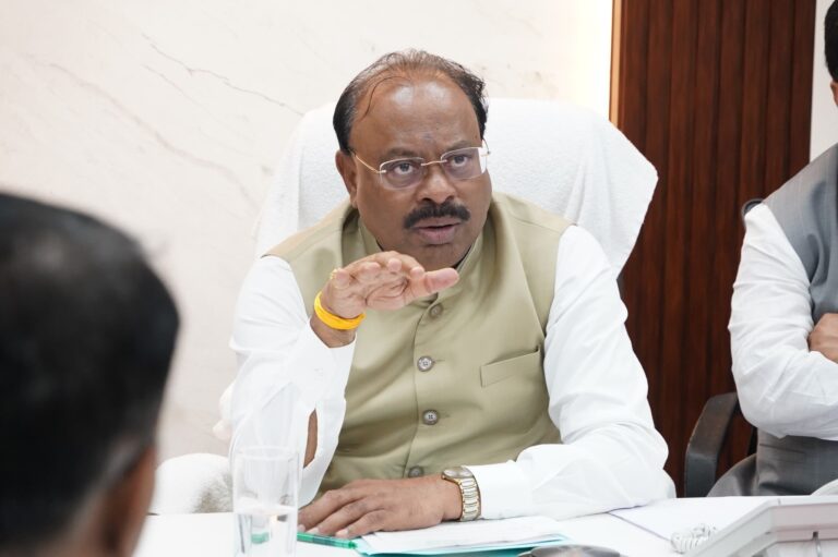 Chandrashekhar Bawankule hand Action seated