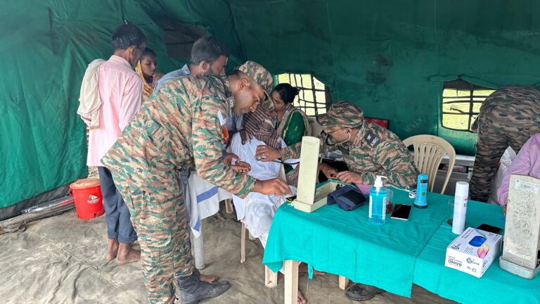 Indian Army helping floodee