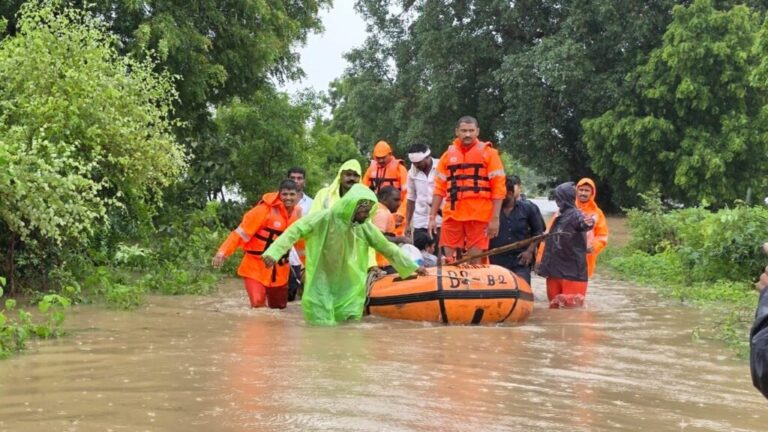 NDRF Rescusing in Flood nanded