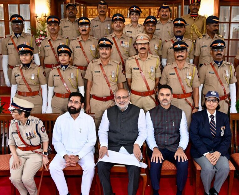 राज्यपालांच्या-हस्ते-१०६-पोलीस-अधिकारी-व-अंमलदार-यांना-पोलीस-पदक-प्रदान-2-1024x836