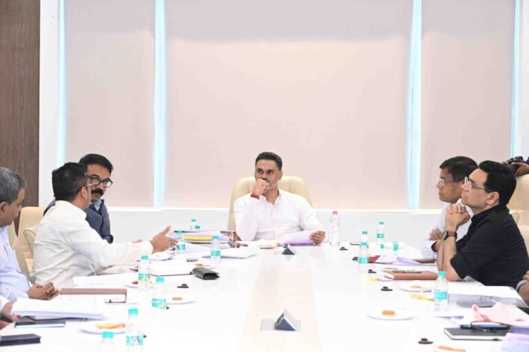 गृह-राज्यमंत्री-श्री.-योगेश-कदम-यांची-मंत्रालय-येथे-आढावा-बैठक-1-1024x683