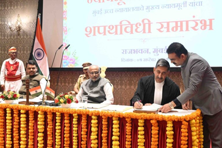 मुंबई-उच्च-न्यायालयाच्या-मा-मुख्य-न्यायाधिशांना-मा.राज्यपाल-यांनी-दिली-शपथ-3-1024x683