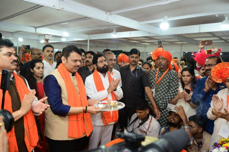 मुख्यमंत्री-आणि-उपमुख्यमंत्री-यांनी-केली-बाप्पाची-आरती-1-1024x681