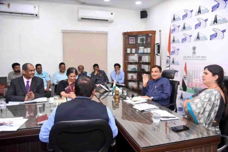 केंद्रीय-मंत्री-नितिन-गडकरी-व-पशुसंवर्धन-मंत्री-पंकजा-मुंडे-यांच्यात-बैठक-2