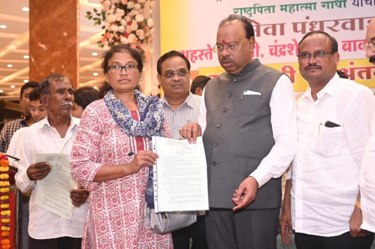 महसूल-मंत्री-चंद्रशेखर-बावनकुळे-यांच्या-हस्ते-इंगोले-नगर-मधील-नागरिकांना-जागेची-सनद-बहाल-2