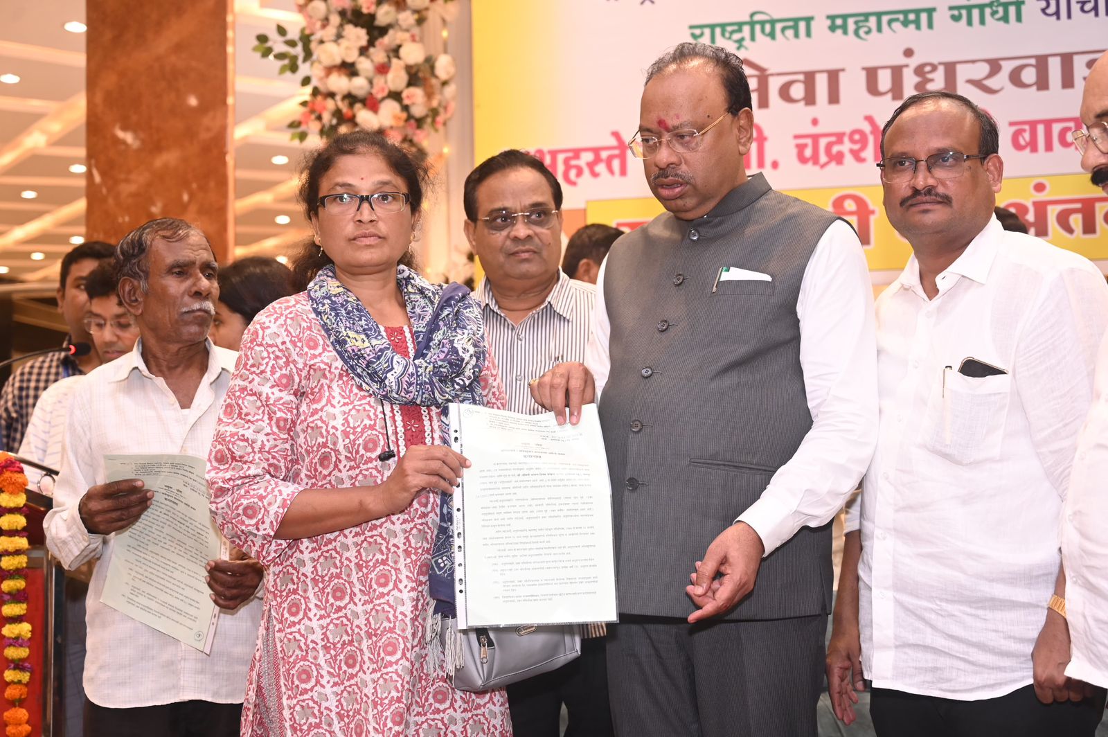 महसूल-मंत्री-चंद्रशेखर-बावनकुळे-यांच्या-हस्ते-इंगोले-नगर-मधील-नागरिकांना-जागेची-सनद-बहाल-2