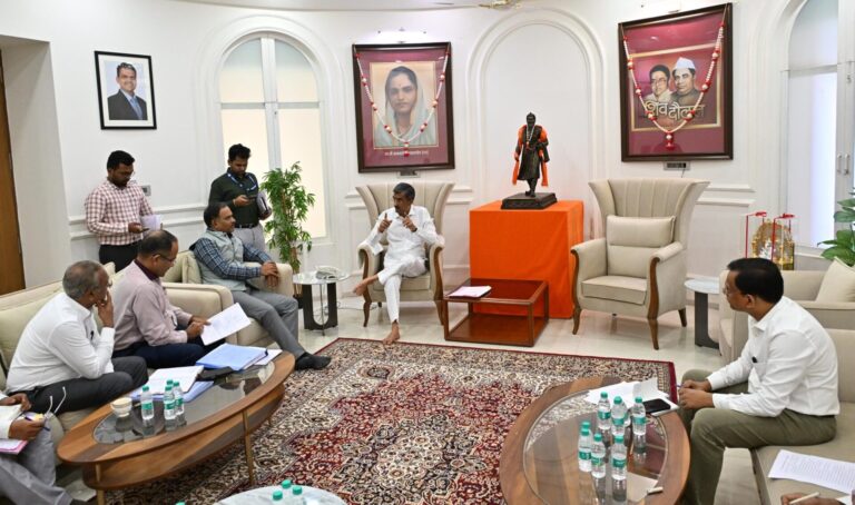 मेघदूत-या-निवासस्थानी-गोराई-प्रकल्पाबाबतचा-आढावा-घेताना-पर्यटनमंत्री-शंभूराज-देसाई-3-1920x1134