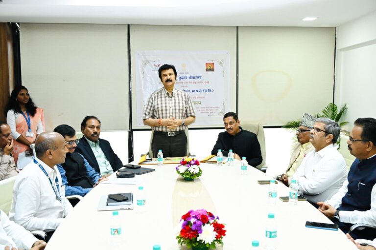 सुधाकर-तेलंग-यांनी-राज्य-सेवा-हक्क-आयुक्त-पुणे-पदाची-घेतली-शपथ-1-1920x1280