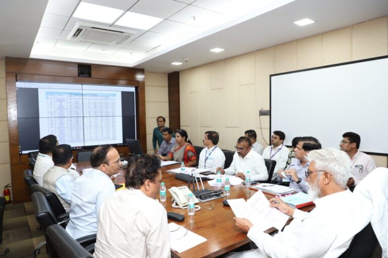 शालेय-शिक्षण-विभागाच्या-विविध-योजनांबाबत-आढावा-बैठक-2-1024x682