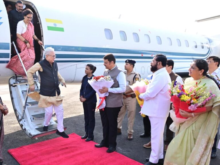 मा.-मुख्यमंत्री-मा.-राज्यपाल-महोदय-यांच्या-आगमन-प्रसंगी-उपस्थित.-2-1-1024x769