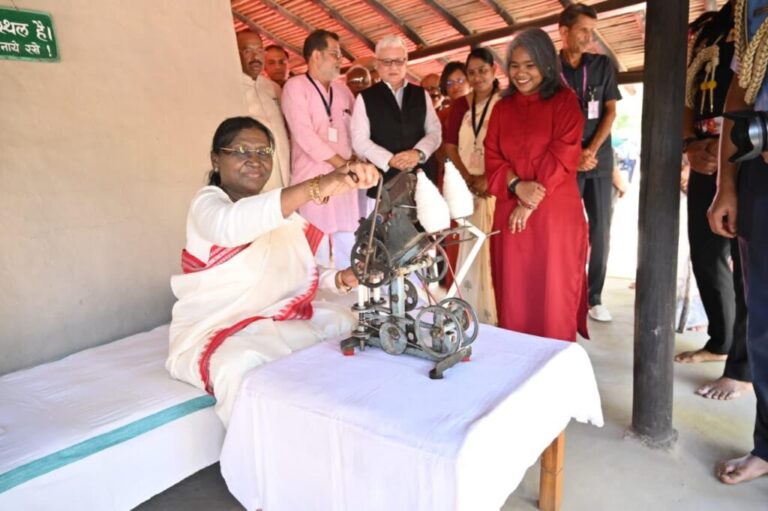 राष्ट्रपती-द्रौपदी-मुर्मू-याची-बापूकुटी-भेट-1024x681