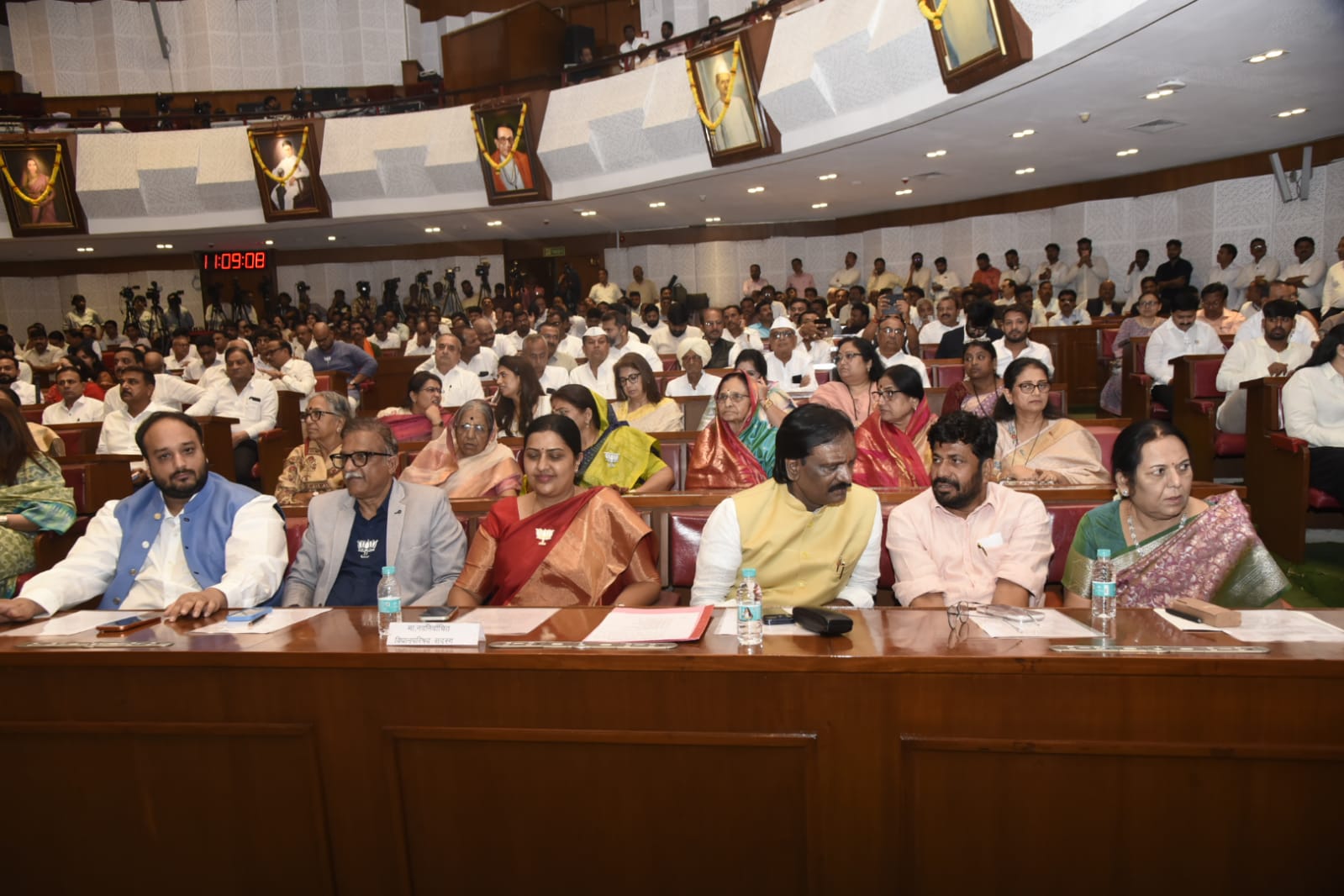 विधानपरिषदेच्या-नवनिर्वाचित-१०-सदस्यांना-दिली-शपथ-1
