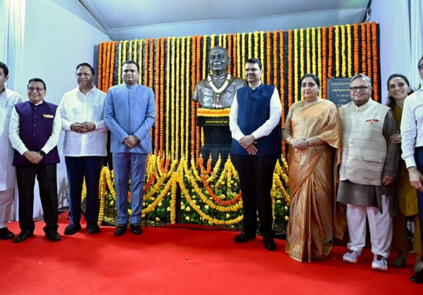 स्व-जवाहरलाल-दर्डा-यांच्या-अर्धाकृती-पुतळ्याचे-अनावरण-4-e1782989363834-1024x619