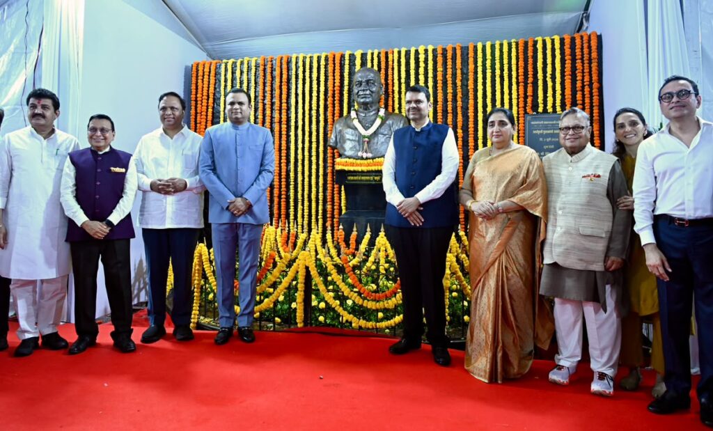 स्व-जवाहरलाल-दर्डा-यांच्या-अर्धाकृती-पुतळ्याचे-अनावरण-4-e1782989363834-1024x619